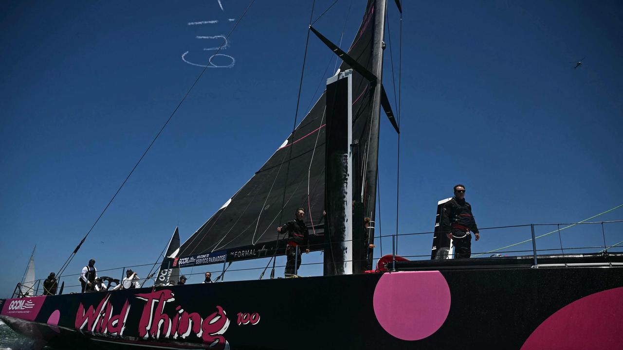 Sydney to Hobart heavyweight avoids disaster in chaotic start