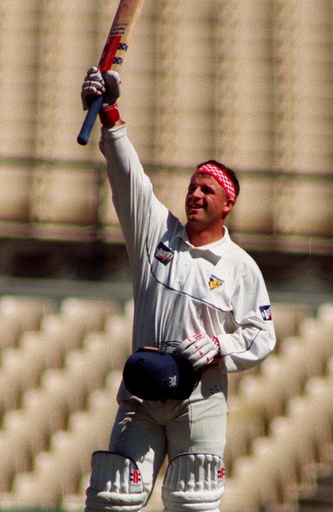 Darren Berry acknowledges the crowd after scoring his maiden century for Victoria in 1996.