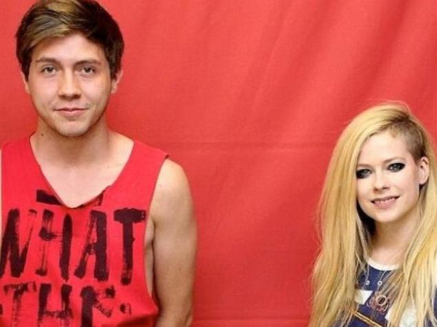 Fans pay $388 for awkward pics with Avril