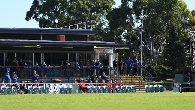 The pitch siren rings out at the close of the service. Picture: NCA NewsWire / Naomi Jellicoe