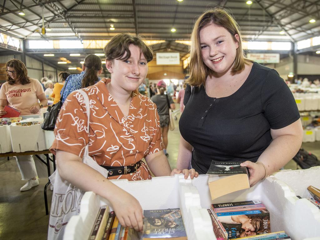 Olivia Holgate (left) and Zoe Kasper at the Chronicle Lifeline Bookfest 2022. Saturday, March 5, 2022. Picture: Nev Madsen.