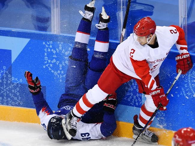 TOPSHOT - Slovakia's Tomas Syrovy vies with Russia's Artyom Zub (R) in the men's preliminary round ice hockey match between Slovakia and Olympic Athletes from Russia during the Pyeongchang 2018 Winter Olympic Games at the Gangneung Hockey Centre in Gangneung on February 14, 2018.   / AFP PHOTO / Kirill KUDRYAVTSEV