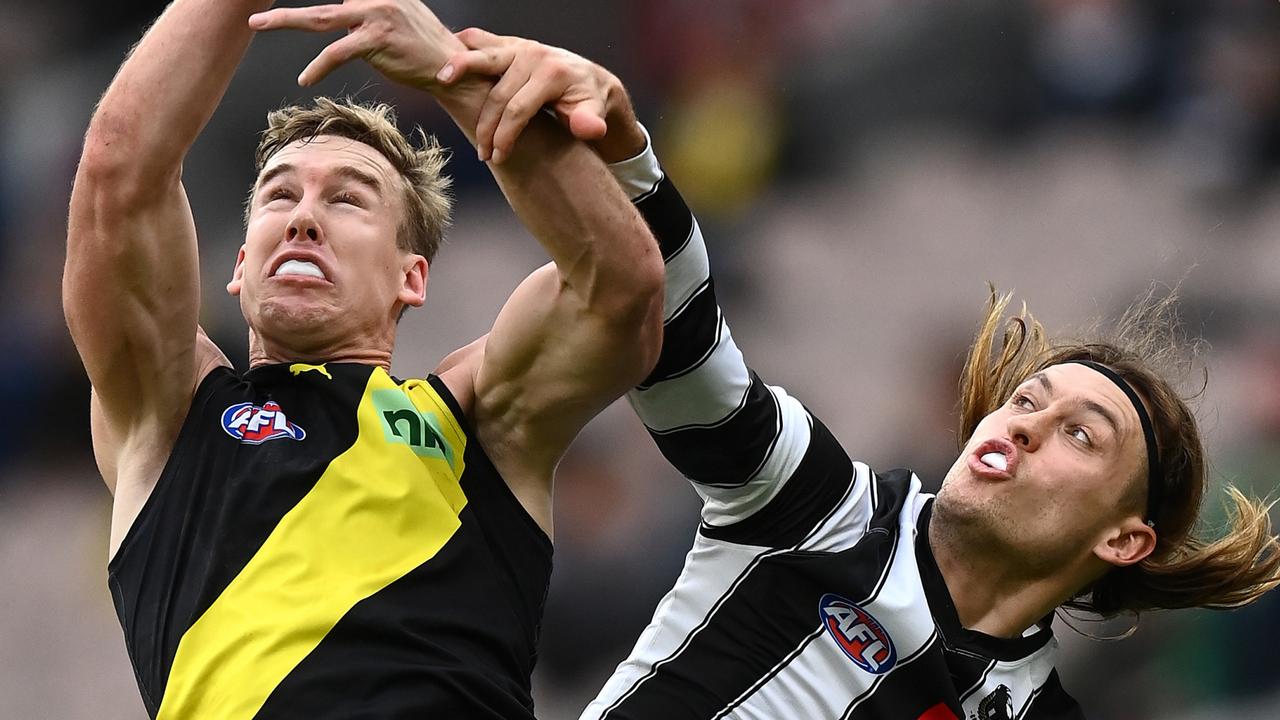 Tom Lynch of the Tigers marks in front of Darcy Moore of the Magpie. Photo by Quinn Rooney/Getty Images