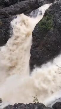 Water flowing over Kinbombi falls