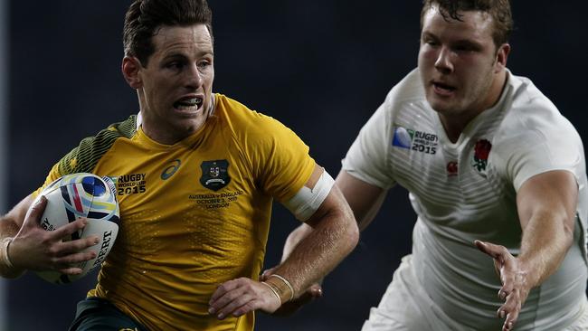 Australia's fly half Bernard Foley (L) runs to score the first try during a Pool A match of the 2015 Rugby World Cup between England and Australia at Twickenham stadium, south west London, on October 3, 2015. AFP PHOTO / ADRIAN DENNIS RESTRICTED TO EDITORIAL USE, NO USE IN LIVE MATCH TRACKING SERVICES, TO BE USED AS NON-SEQUENTIAL STILLS