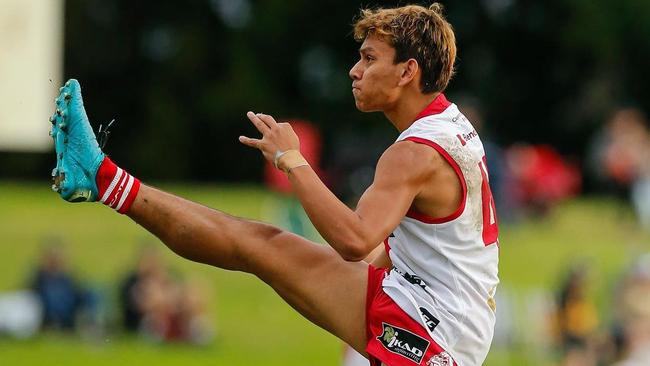 Jesse Motlop kicks a goal for South Fremantle.