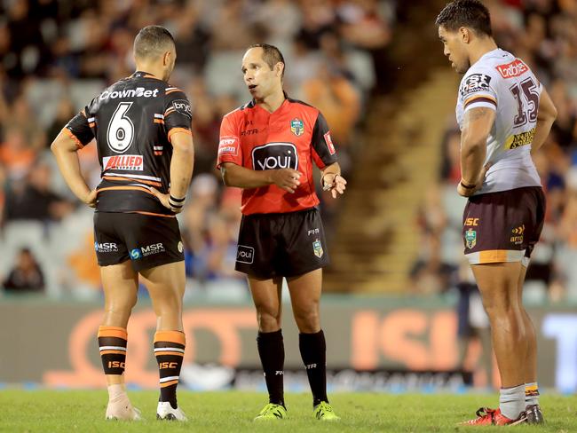 Klein talks to Benji Marshall while Joe Ofahengaue looks on. Picture: Getty Images