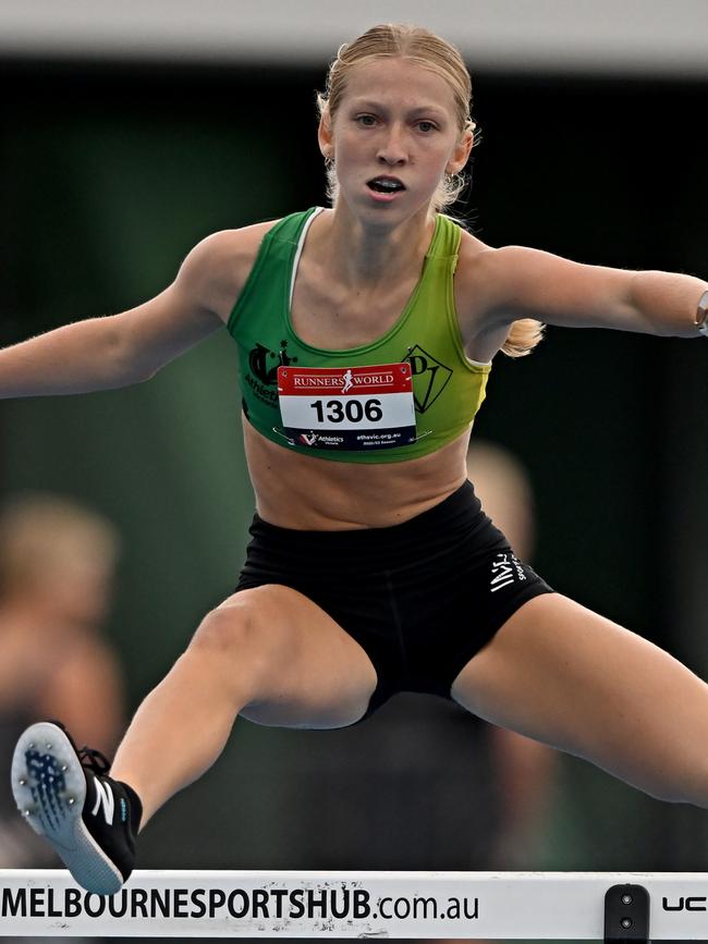 Jamieson Lander competes in the Women U17 Hurdles.