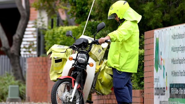 Australia Post is hoping to hire a new 5000 to 7000 workers this festival period. Picture: NCA NewsWire/ John Gass.