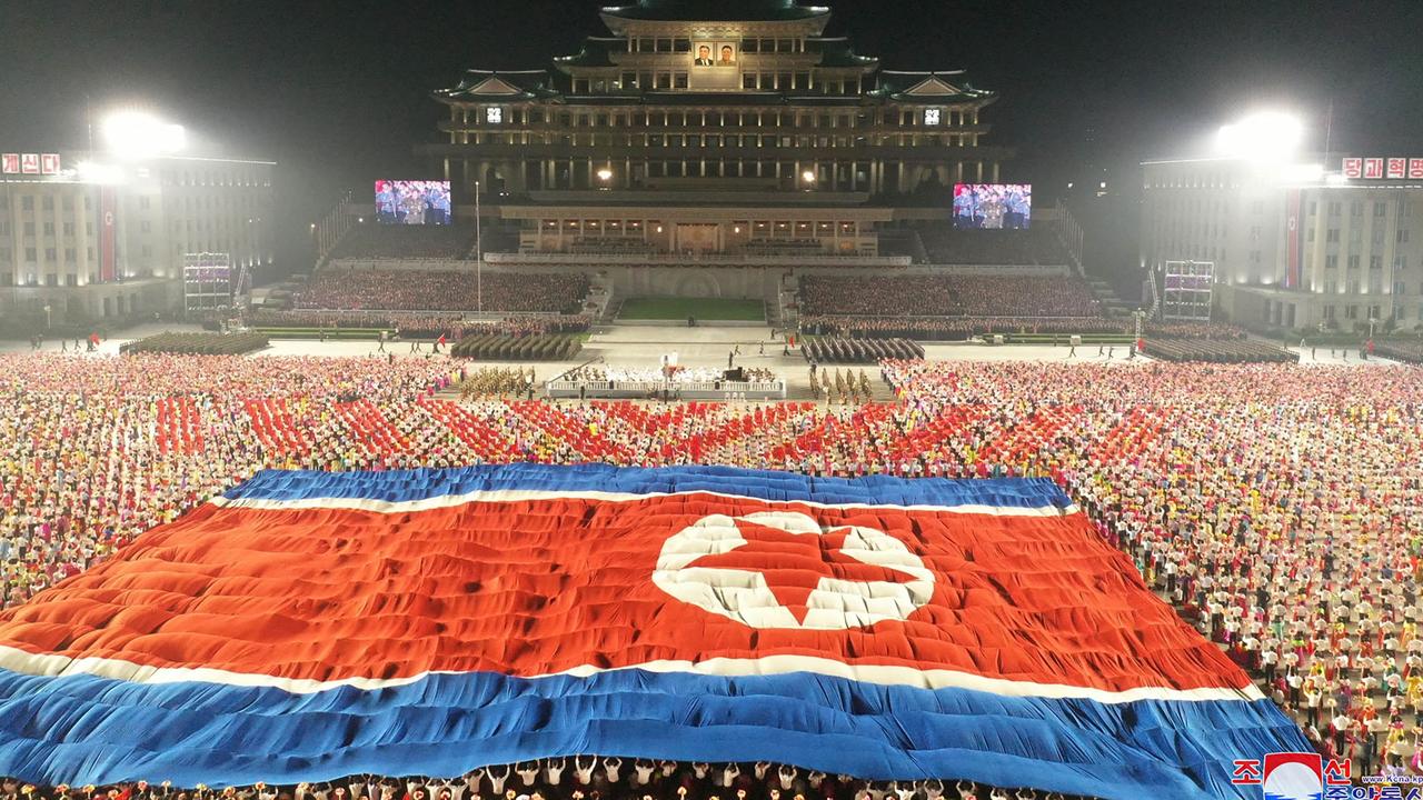 งานนี้จัดขึ้นที่จัตุรัส Kim Il Sung ในกรุงเปียงยาง ภาพ: AFP PHOTO/KCNA VIA KNS