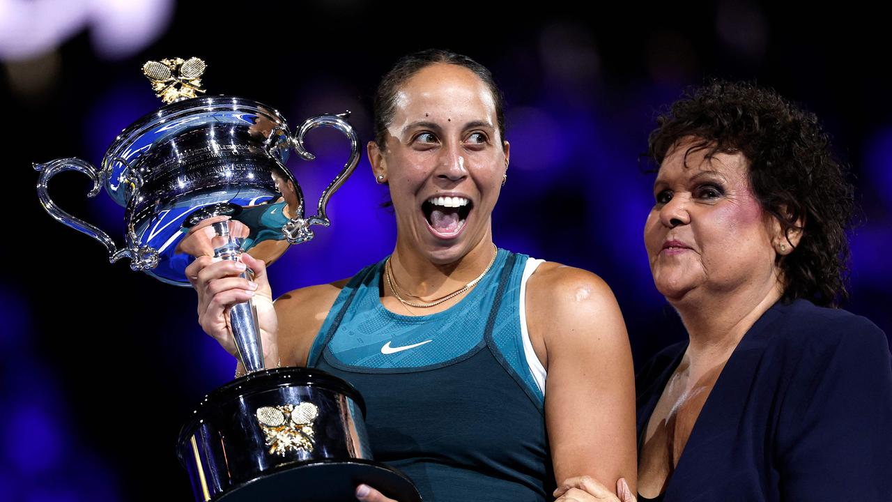 Madison Keys celebrates with the Daphne Akhurst Memorial Cup next to former Evonne Goolagong Cawley. (Photo by Martin KEEP / AFP)