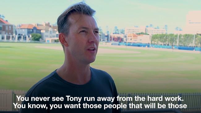 Brett Lee has thrown his support behind Tony Abbott for the federal election campaign.