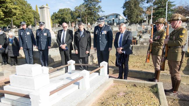 The Police Association unveiled Insp Heaney’s refurbished grave.