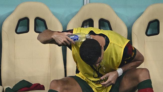 Portugal's forward #07 Cristiano Ronaldo pours water on his head