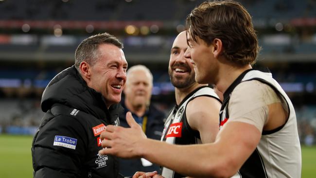 Craig McRae and Pat Lipinski enjoy Collingwood’s Round 23 win.