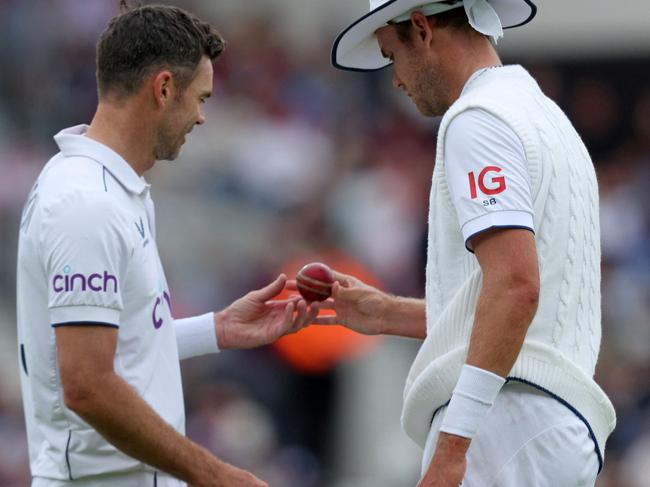 England's James Anderson (L) and England's Stuart Broad (R) examine the ball on day five of the fifth Ashes cricket Test match between England and Australia at The Oval cricket ground in London on July 31, 2023. (Photo by Adrian DENNIS / AFP) / RESTRICTED TO EDITORIAL USE. NO ASSOCIATION WITH DIRECT COMPETITOR OF SPONSOR, PARTNER, OR SUPPLIER OF THE ECB