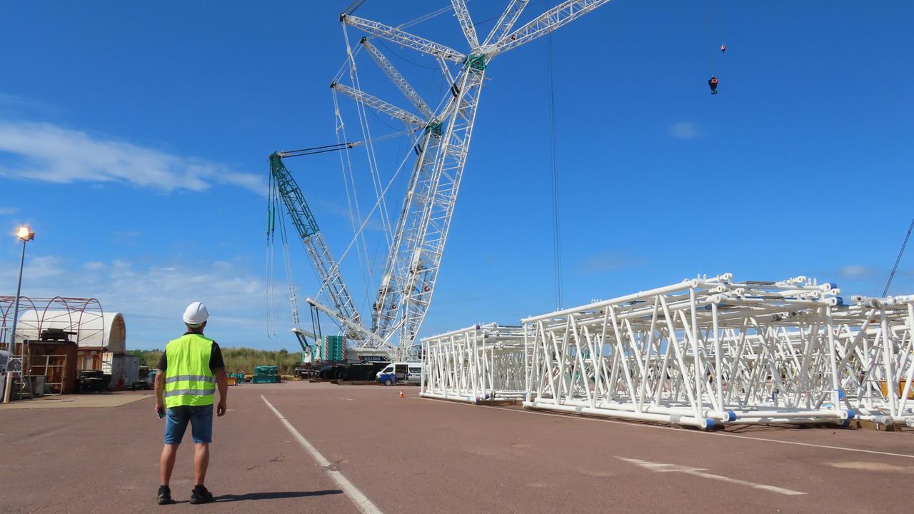 Why two massive Chinese cranes are in Darwin