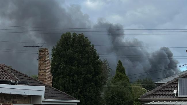 Thick black smoke is blanketing suburbs across Melbourne’s inner south. Picture: Twitter @mel_maizels