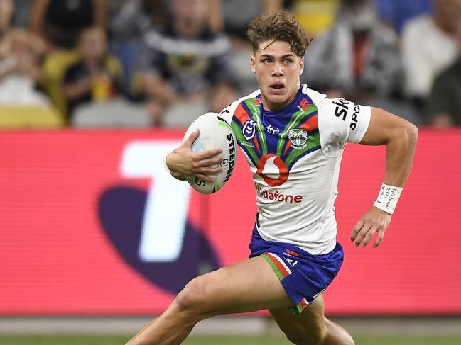 TOWNSVILLE, AUSTRALIA - MAY 28:  Reece Walsh of the Warriors runs the ball during the round 12 NRL match between the North Queensland Cowboys and the New Zealand Warriors at QCB Stadium, on May 28, 2021, in Townsville, Australia. (Photo by Ian Hitchcock/Getty Images)