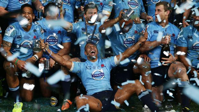 Captain Kurtley Beale and Waratahs players celebrate the 2014 victory.