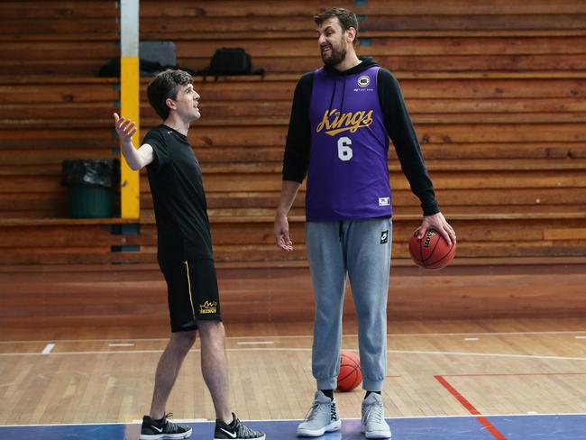 Former Kings coach Will Weaver talks to Andrew Bogut during the Sydney Kings pre-season camp at Auburn Basketball Centre in 2019. Photo: Matt King/Getty Images.