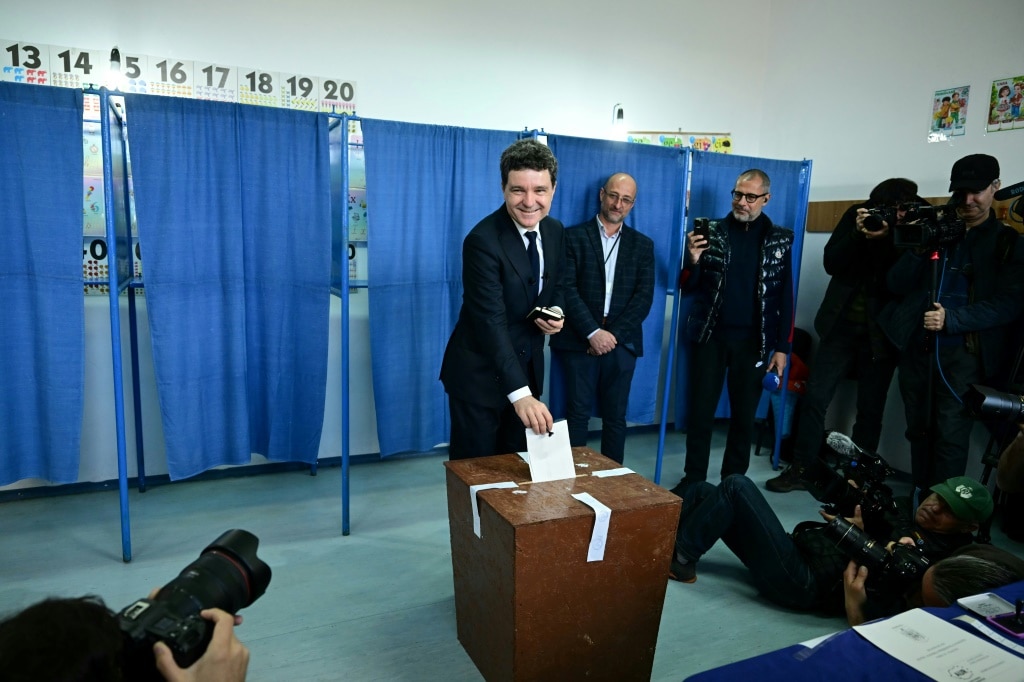 Trumpist faces pro-EU mayor in tight Romania presidential rerun