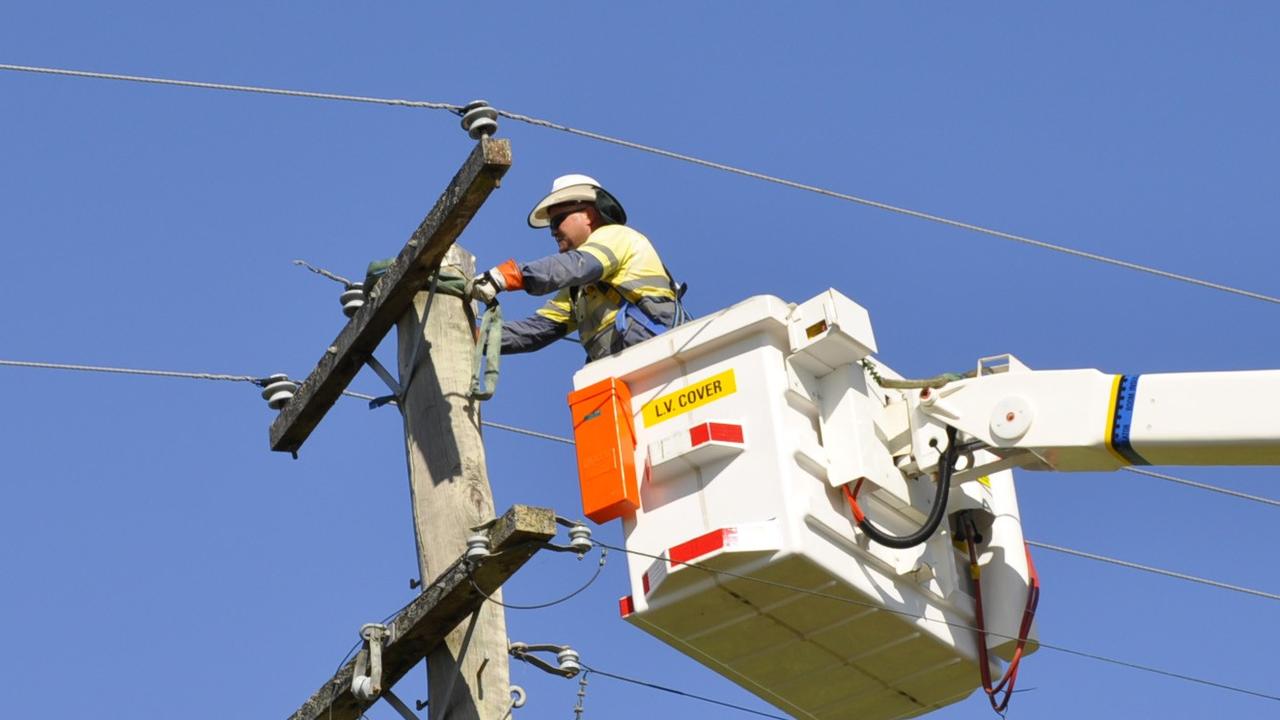 power-outage-ergon-energy-crews-work-to-fix-blackout-daily-telegraph