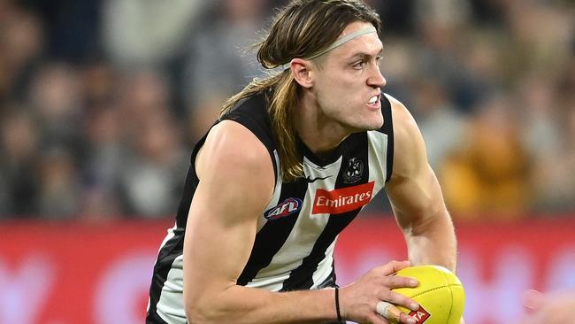 MELBOURNE, AUSTRALIA - SEPTEMBER 10: Darcy Moore of the Magpies avoids a tackle from Michael Walters of the Dockers during the AFL First Semifinal match between the Collingwood Magpies and the Fremantle Dockers at Melbourne Cricket Ground on September 10, 2022 in Melbourne, Australia. (Photo by Quinn Rooney/Getty Images)