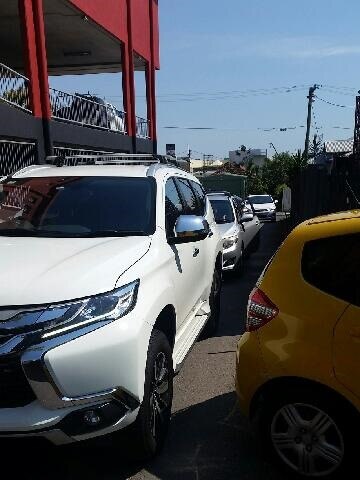 A traffic jam on the East St laneway, blocking access to Shelley Threfall's driveway. PICTURE: Supplied by Shelley Threfall.