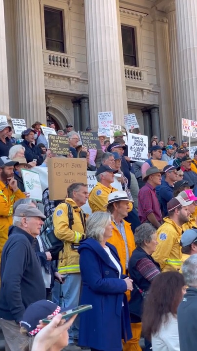 Farmers, fire volunteers rally against the ESVF at Parliament House in Melbourne