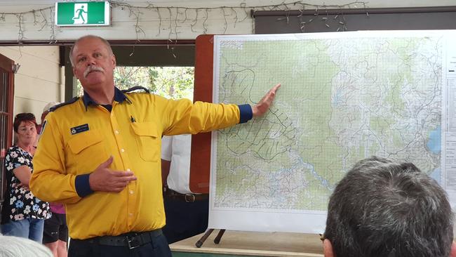 Rural Fire Service officer Stuart O'Keefe talks at a community meeting at Spencer.