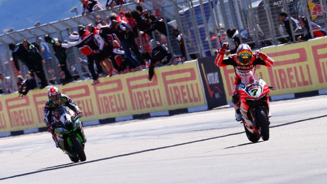 Chaz Davies fended off Jonathan Rea to win Race 2 at Aragon.