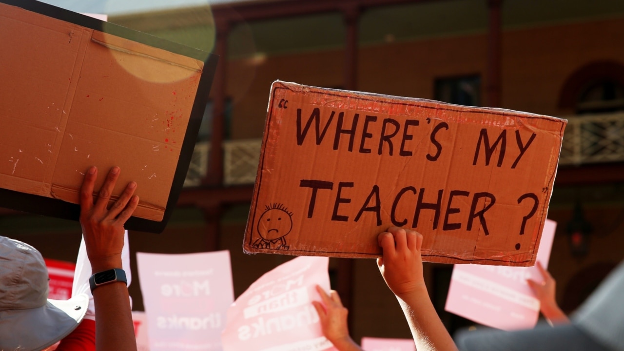 Teachers' unions give NSW govt 'final warning' at strike