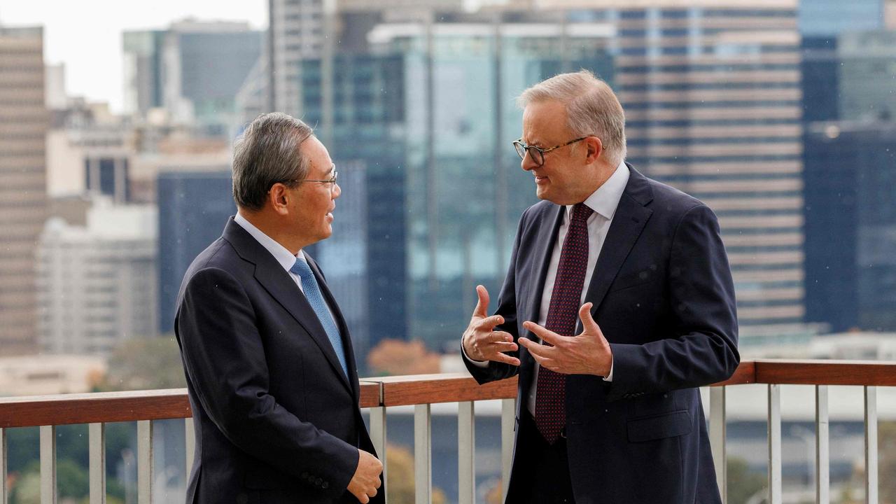 Prime Minister Anthony Albanese talks with Chinese Premier Li Qiang at the Kaarta Gar-up Lookout. Picture: NewsWire Photos/ Richard Wainwright/ POOL