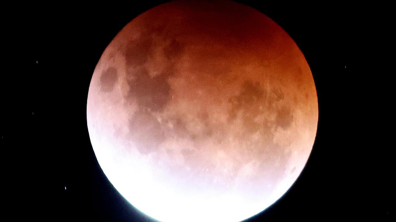 SYDNEY, AUSTRALIA – NewsWire Photos MAY 26: The Super blood moon eclipse pictured from Mount Kuring-Gai around 9.35pm. Picture: NCA NewsWire / Damian Shaw