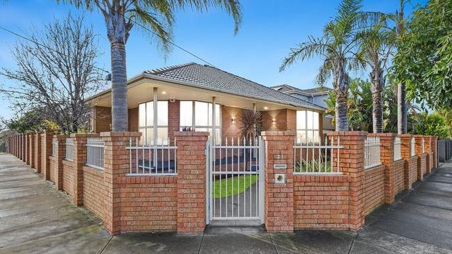 31 Kennedy St, Bentleigh East, fell short under the hammer despite two bidders in the crowd.