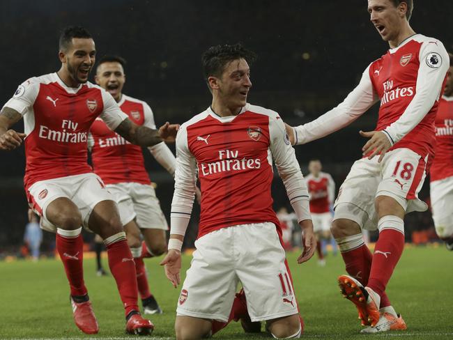 Arsenal's Mesut Ozil (C) celebrates with his teammates.