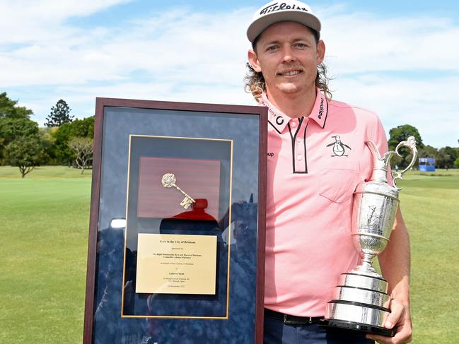 BRISBANE, AUSTRALIA - NOVEMBER 22: Cameron Smith of Australia poses for a photo with the British Open trophy and the keys to the city after being presented with the keys to the city during the previews of the 2022 Australian PGA Championship at the Royal Queensland Golf Club on November 22, 2022 in Brisbane, Australia. (Photo by Bradley Kanaris/Getty Images)