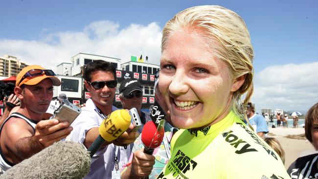 02 Mar 2005  Stephanie Gilmore 17yrs of /Kingscliffe being mobbed by the media at Snapper Rocks after eliminating /world /champ  /Mulanovich in round 3 of the  Roxy Pro   PicAdam/Head  headshot sport surfing women