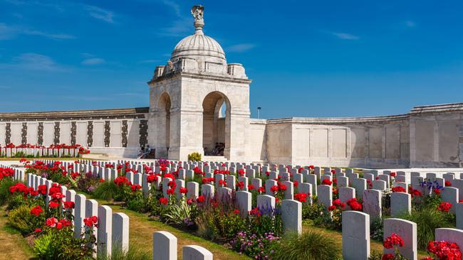 Emotional reading in the graveyard of Australian diggers.