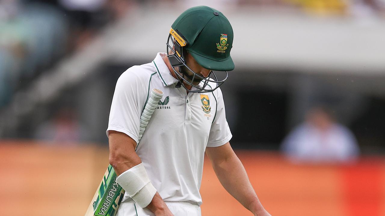 MELBOURNE . 28/12/2022. Boxing Day Test match. Day 3. Australia vs South Africa at the MCG. South African skipper Dean Elgar heads off the MCG after being dismissed for a duck . Picture by Michael Klein