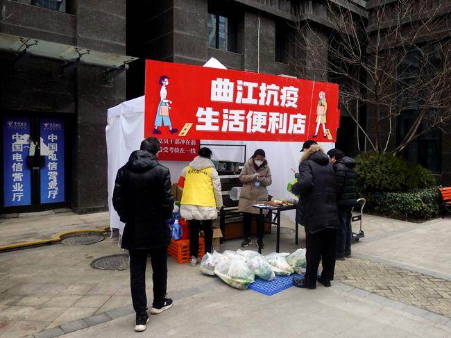 Residents buy food and daily necessities at a temporary stall set up in a residental compound in Xi'an, China's northern Shaanxi province. Picture: AFP / China OUT