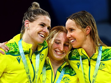 SMETHWICK, ENGLAND - AUGUST 02: (L-R) Silver medalist, Shayna Jack of Team Australia, Gold medalist, Mollie O'Callaghan of Team Australia and Bronze medalist, Emma McKeon of Team Australia pose with their medals during the medal ceremony for the Women's 100m Freestyle Final on day five of the Birmingham 2022 Commonwealth Games at Sandwell Aquatics Centre on August 02, 2022 in Smethwick, England. (Photo by Elsa/Getty Images)