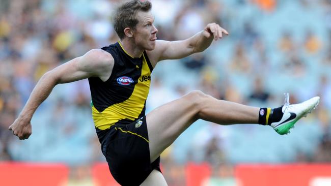 Jack Riewoldt kicks a goal against West Coast.