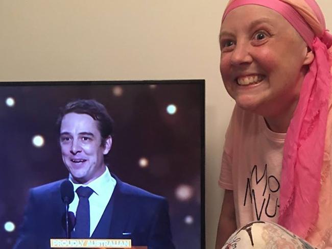 The heartwarming moment Samuel Johnson's sister reacts to seeing him with the 2017 Gold Logie. Picture: Love Your Sister / Facebook