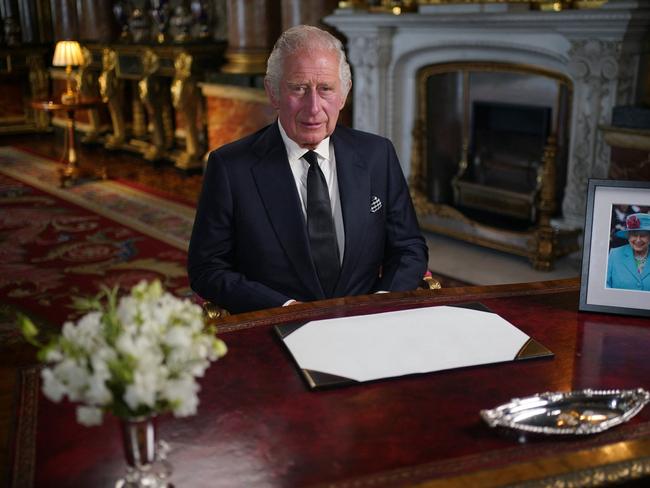 TOPSHOT - Britain's King Charles III makes a televised address to the Nation and the Commonwealth from the Blue Drawing Room at Buckingham Palace in London on September 9, 2022, a day after Queen Elizabeth II died at the age of 96. - Queen Elizabeth II, the longest-serving monarch in British history and an icon instantly recognisable to billions of people around the world, died at her Scottish Highland retreat on September 8. (Photo by Yui Mok / POOL / AFP)