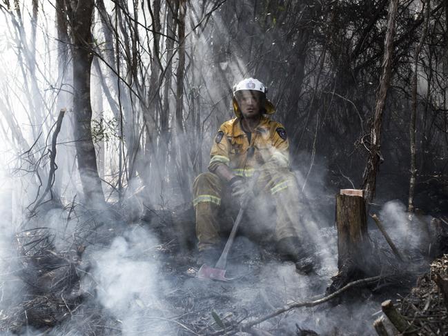 EMBARGO FOR TWAM 5 DEC 2020 FEE APPLIES Firefighter Pic :  Warren Frey