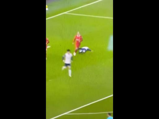 Tottenham star collapses during Liverpool match