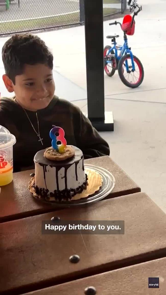 Heartwarming moment strangers sing along to celebrate boy's birthday