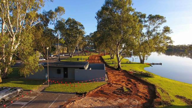 The levee under construction at Mannum. Picture: Dave Hartley – Mannum Motel/River Shack Rentals